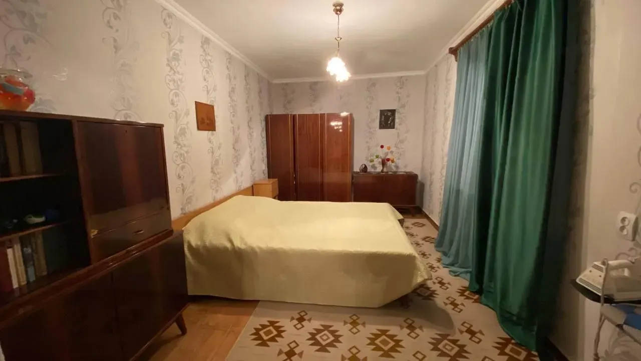 3-х комнат квартира, в самом центре Гагры. Довоенная собственность!